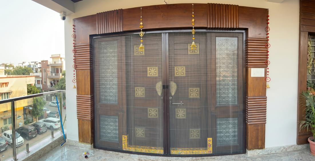 Sledding mesh door